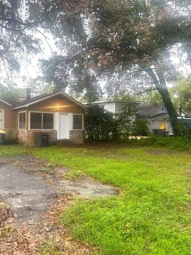 Photo - Spacious 2 bedroom 1 bath with sunroom and...