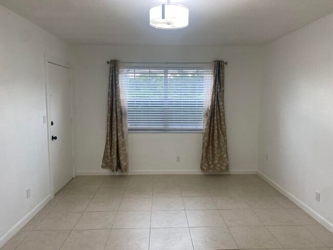 Photo - 298 SW 6th St Unidad 109