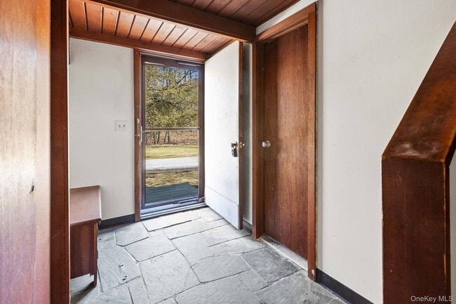 304 Lake Lodge Dr