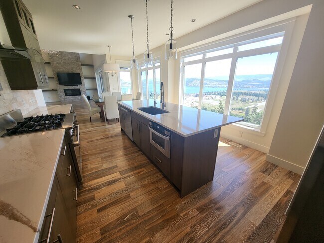 Photo - 1887 Scott Crescent