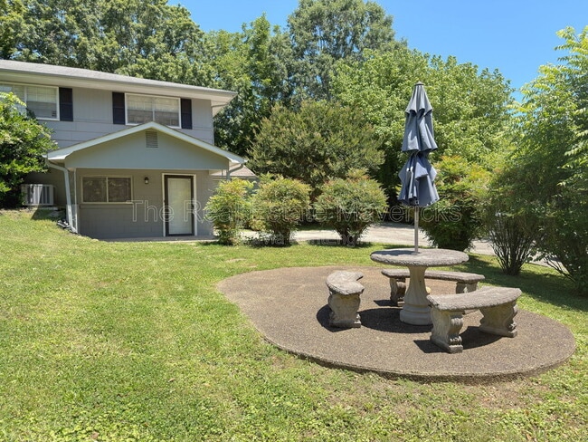 Building Photo - 409 Longview Dr