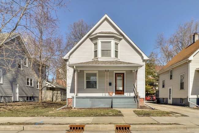 Photo - 308 W John St