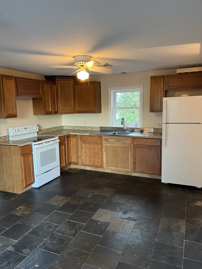Eat in kitchen - 80 Greenwood Ct Unit 80 Greenwood Apartment