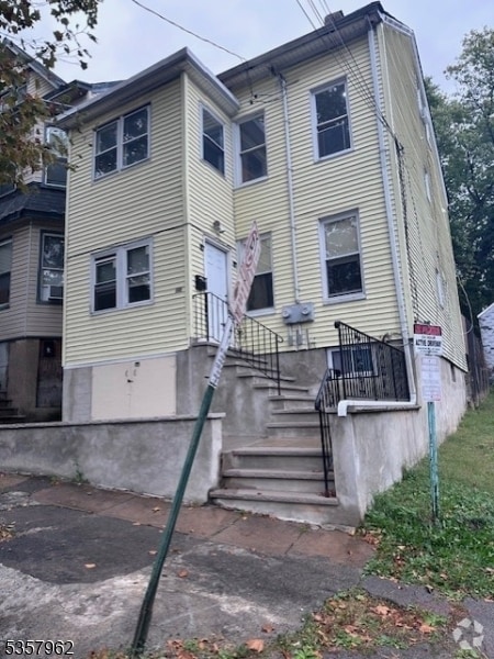 Building Photo - 145 N 2nd St Rental