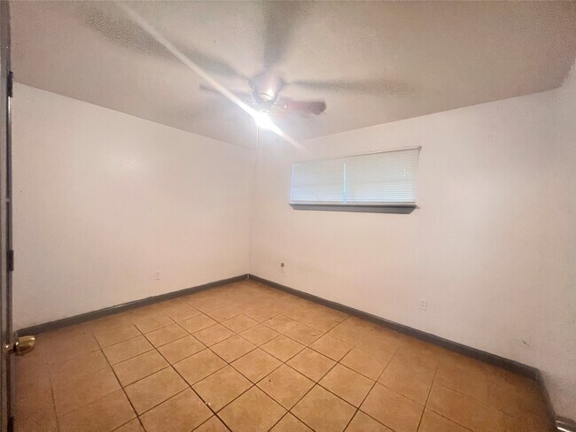 5602 Hirsch Rd