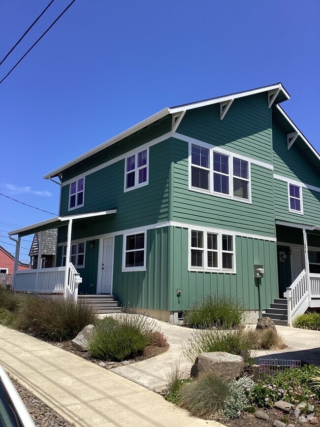 Building Photo - 670 NW Coast St Rental