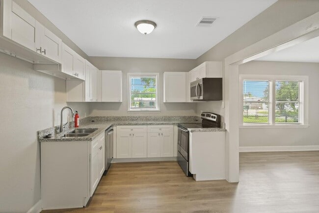 Photo - 406 Bardash St