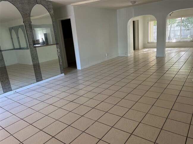 Photo - 701 W Evanston Cir