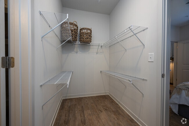 2BR, 2BA - 1099SF