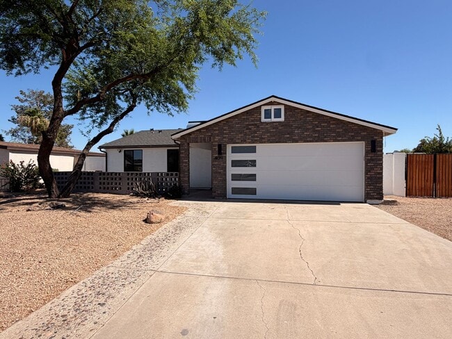 Building Photo - Updated 3 Bed / 2Bath Northeast Phoenix Home Ready for Immediate Move In w/ NO Carpet!