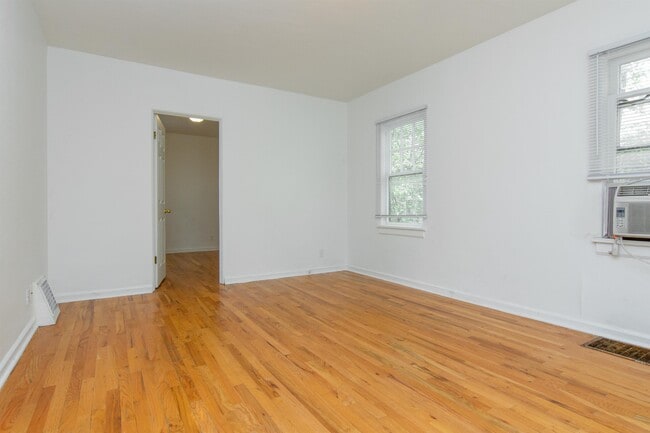 2002 View St E