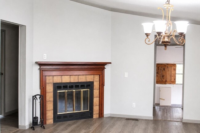 Photo - 102 Crestview