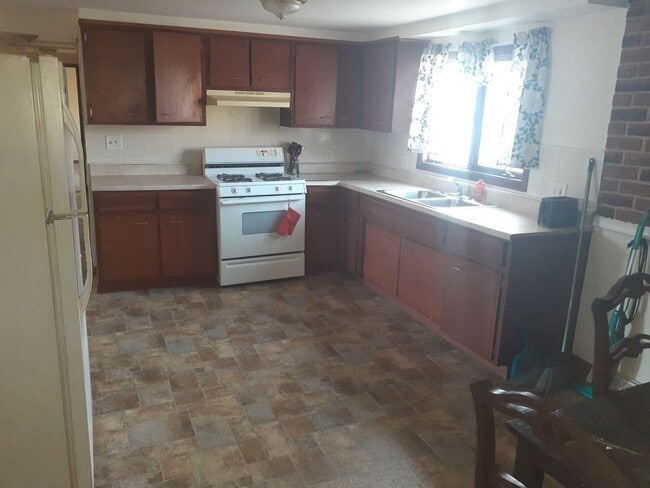 Building Photo - 16 Pine Ridge Rd Unit Rear