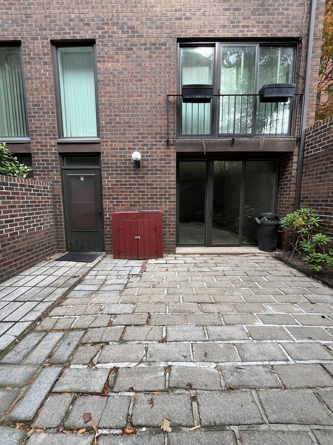 Building Photo - Spacious Three Bedroom Townhome in Society...