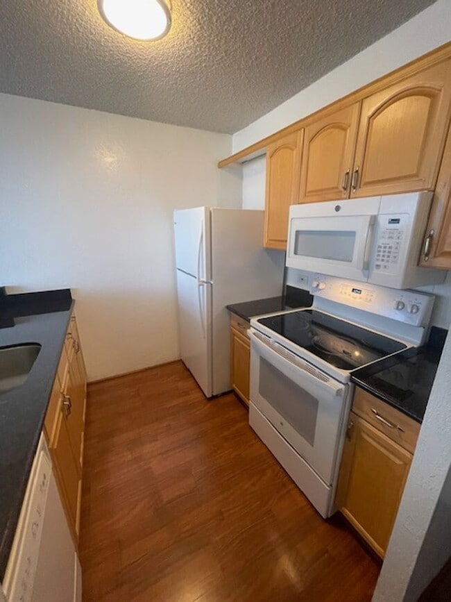 Photo - Beautiful 1 bedroom with large lanai & ama... Unit 7K
