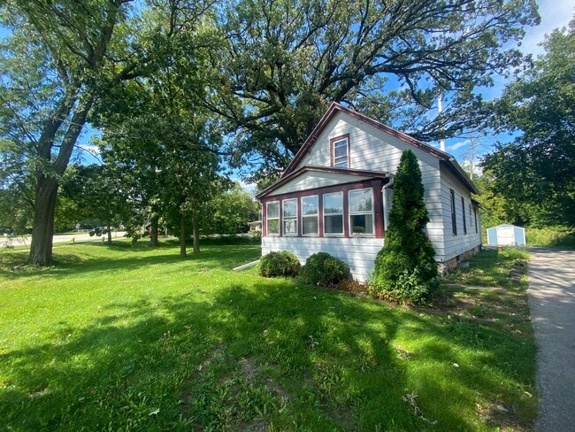 Building Photo - 1436 E Racine Ave Rental