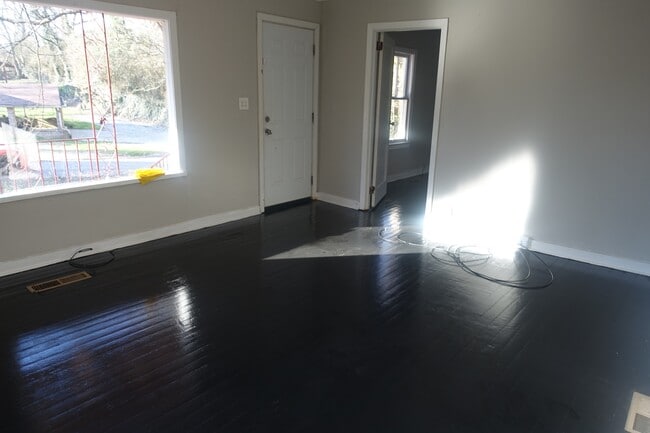 Photo - 716 Robin Rd