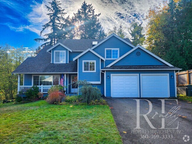 Building Photo - Elegant Silverdale Home with Private Backy...