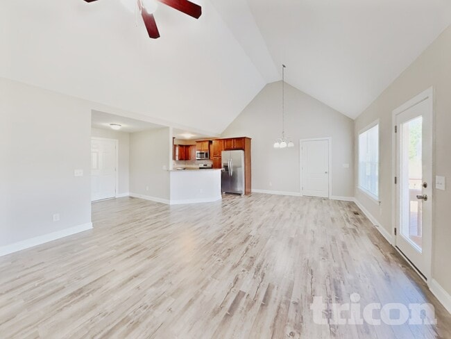 Photo - 335 Oxfordshire Dr