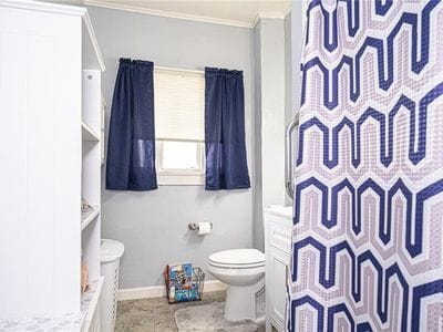 Full Bath - 4740 Juniper St
