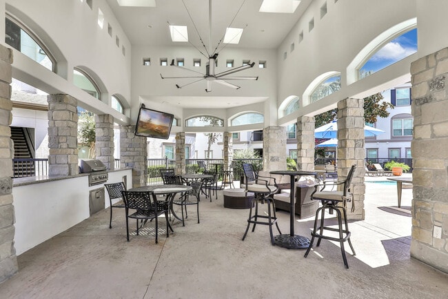 Parrilla al aire libre y zona de estar - Sorrento at Tuscan Lakes