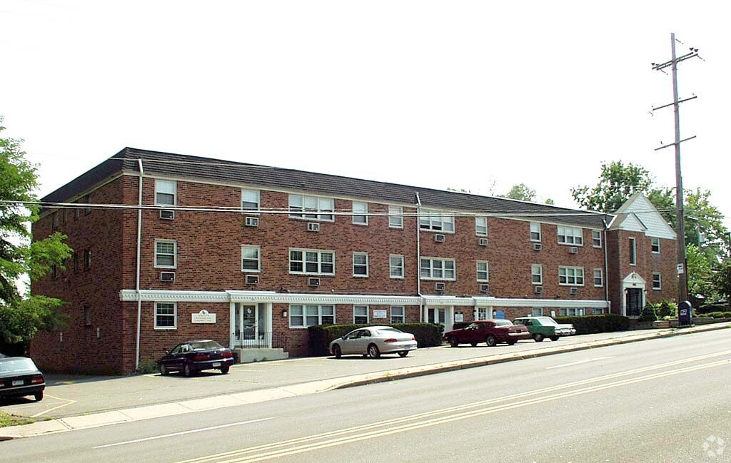 Huntingdon Manor - Huntingdon Manor Apartments