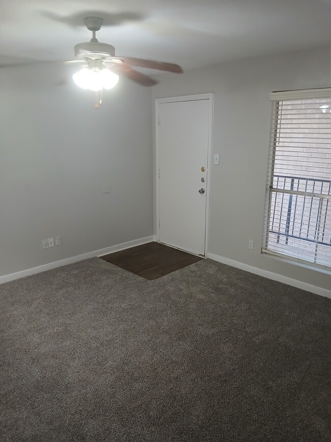 Sala de estar de 2x2 de 947 pies cuadrados - Spring Oaks Apartments
