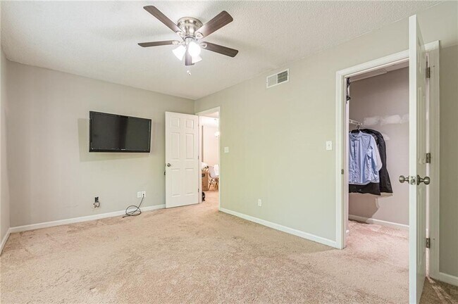 Photo - 448 McGill Pl NE