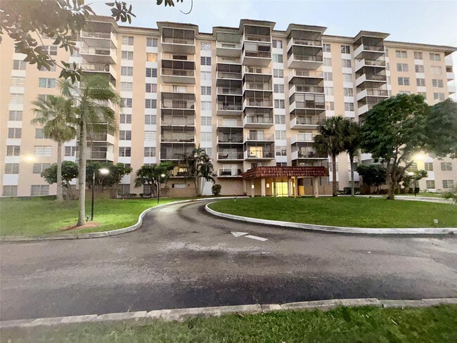 Building Photo - 4174 Inverrary Dr Unit 401