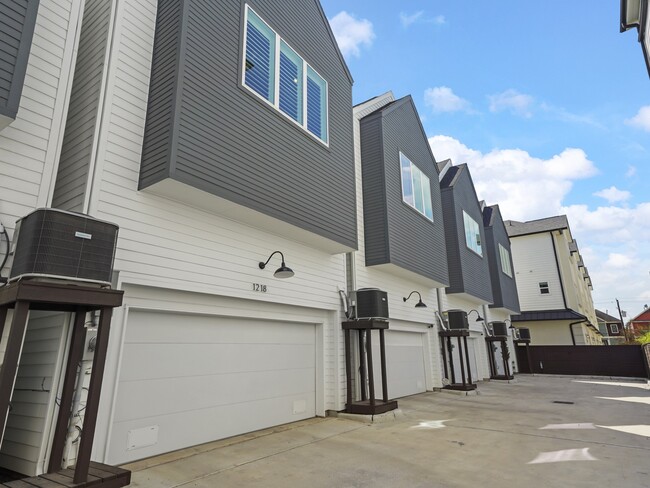 Photo - 1218 W 24th St