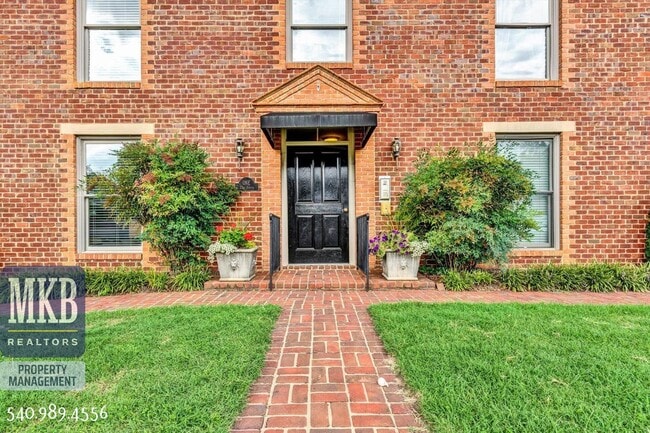 Building Photo - Beautiful condo located in South Roanoke 3 Bedrooms and 2 Baths
