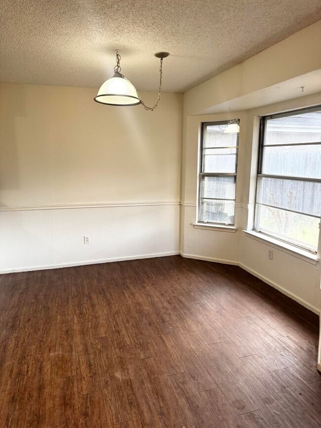 Photo - 3 Bedroom 2 Bathroom For Rent