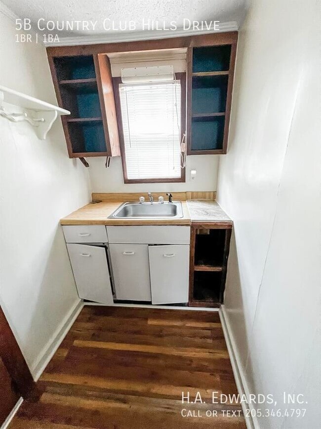 Photo - 5 Country Club Hills