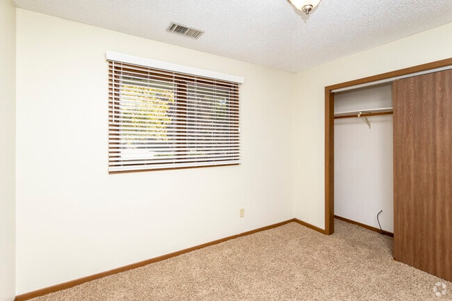 2BR, 1BA - 768SF