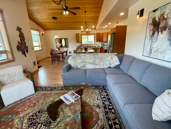 245 Kokanee Dr E