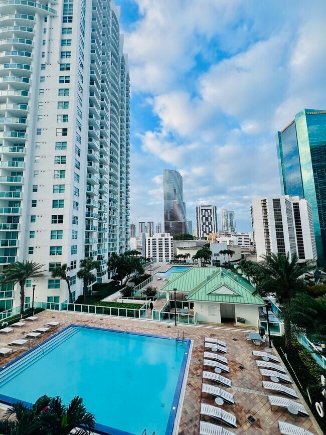 Photo - 41 SE 5th St Unidad 903