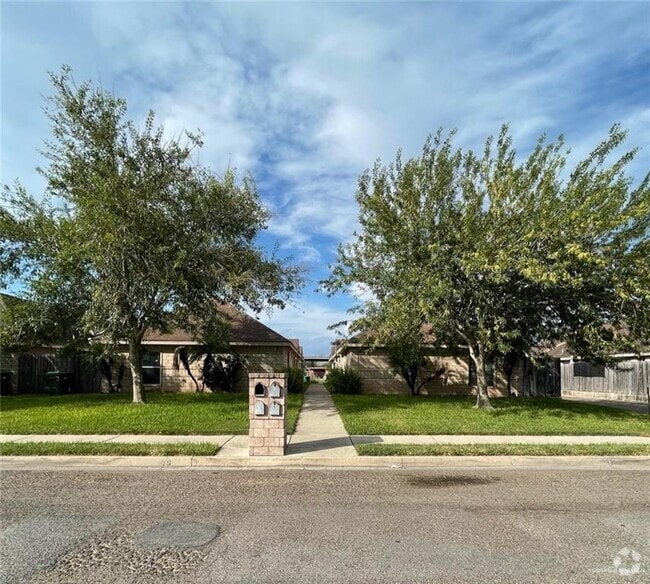 Building Photo - 700 W Bahamas Unit 4 Rental