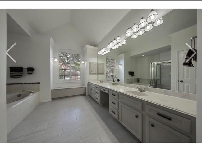 Photo - 6990 Oakwood Park