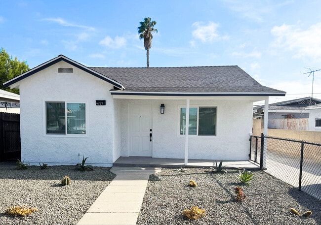 4228 W 160th St Unidad Front