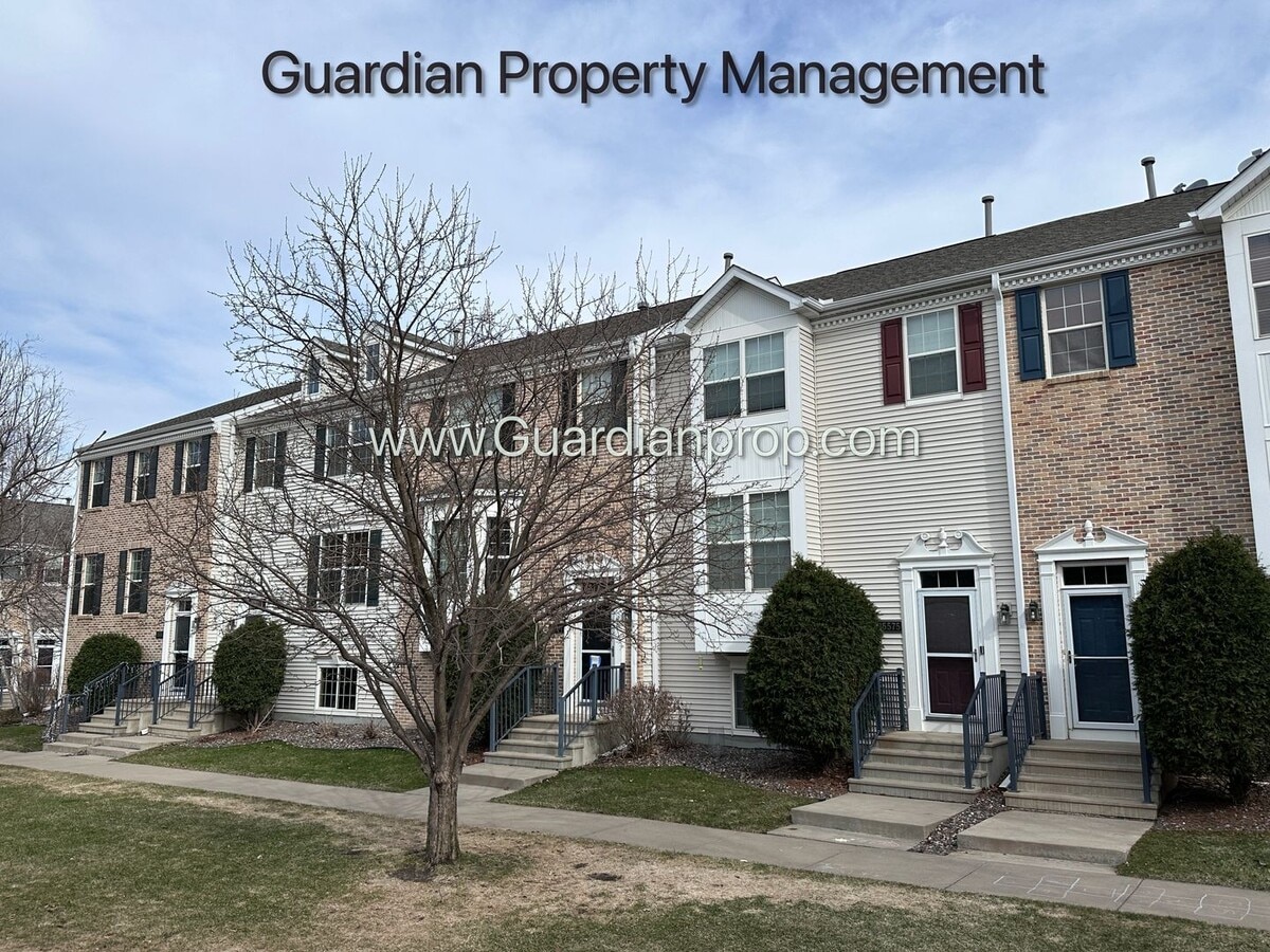 Photo - Spacious Eden Prairie Town Home, 2 Car Garage, Primary, 4 Baths, Fireplace