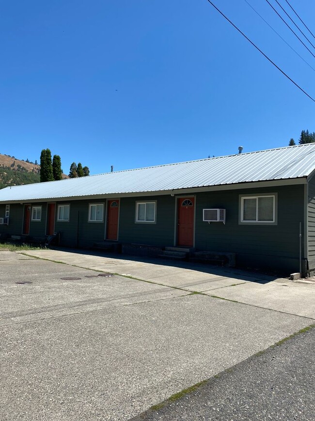 Newly Remodeled 2 Bedroom, 1 Bathroom Unit... - Newly Remodeled 2 Bedroom, 1 Bathroom House Unit...