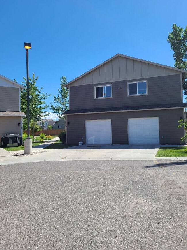 Building Photo - 3 Bedroom 2.5 Bathroom Townhome Unit B