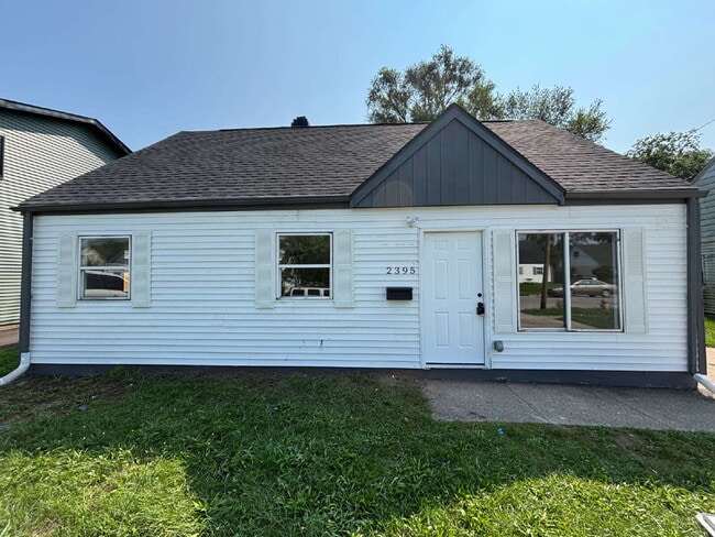Building Photo - "Spacious 5-Bed Oasis with 2 Baths in Gary... Rental