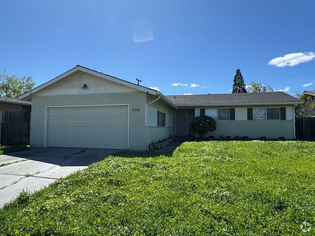 Building Photo - Three Bed, Two Bath Home with New Carpet a...