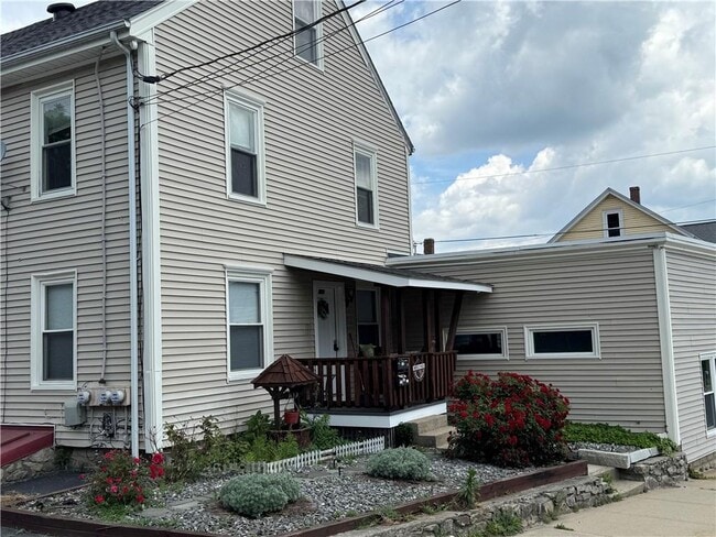 Photo - 107 Mt St Charles Ave Unidad 2