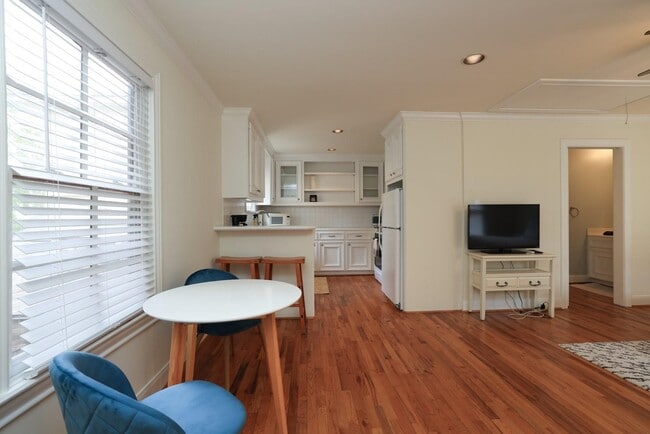 Photo - 1132 Oxford St