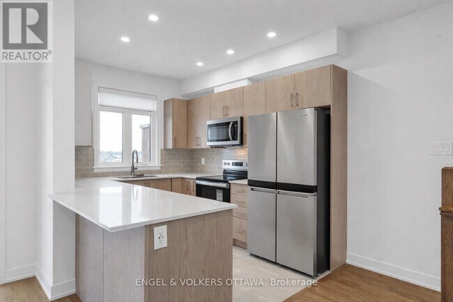 Photo - 802 Anciano Cres