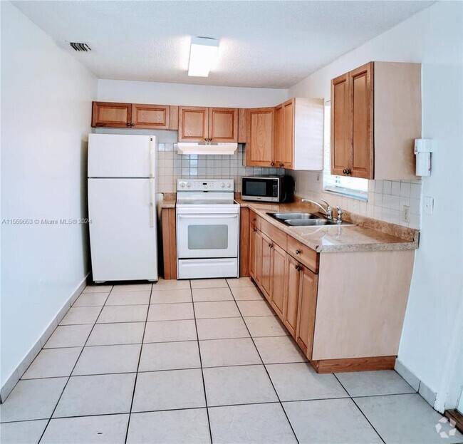 Building Photo - 2 bedroom in Hallandale FL 33009 Rental