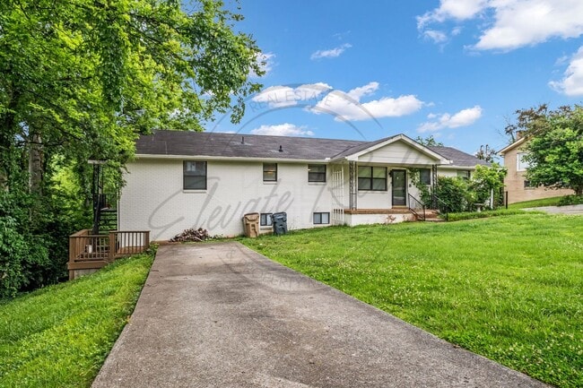 Building Photo - Charming Two Bedroom in Triplex in Goodlettsville!