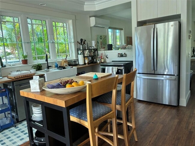 Photo - 385 W Cowles St